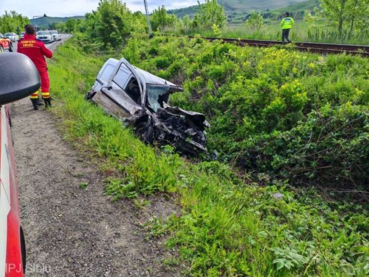 Autoutilitară, lovită de tren la trecerea cu calea ferată. Șoferul a decedat