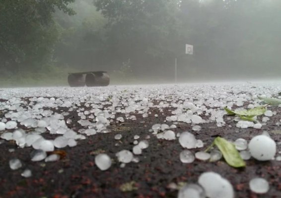 Grindina a făcut ravagii în țară: Șoselele, acoperite de gheață