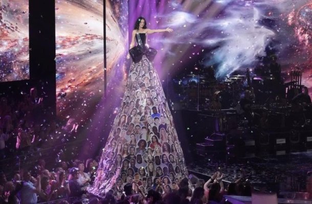 Katy Perry a urcat pe scenă într-o rochie uriașă! Ce fețe au fost imprimate pe ținuta ei