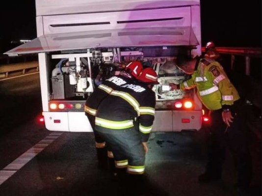 Un autocar în care se aflau 40 de copii şi 6 adulţi a luat foc, pe autostrada A10