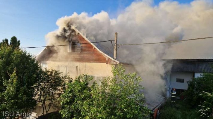 Flăcările au distrus acoperișul unei case în urma unui incendiu provocat intenționat