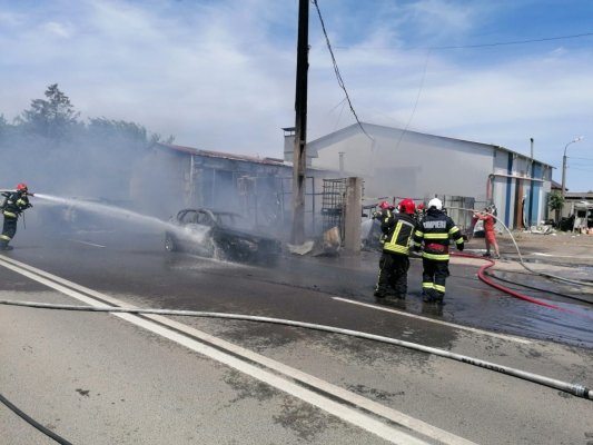 Incendiu puternic la un service auto; nouă autoturisme cuprinse de flăcări. Video