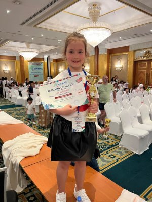 Nicole Cristea, elevă în clasa I, a câștigat premiul Champion la Olimpiada de aritmetică mentală  WAMAS din Dubai