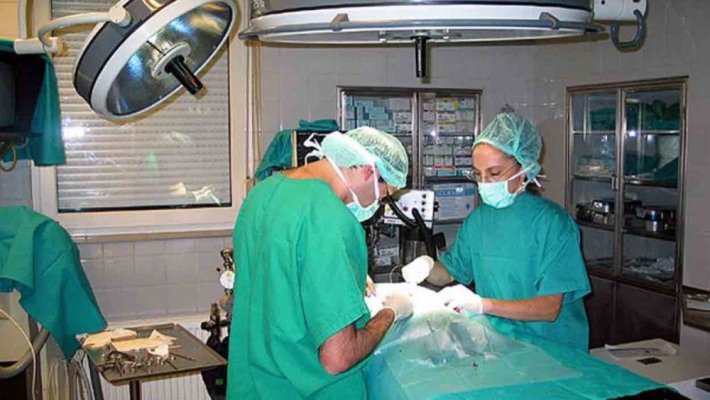 Un chirurg a fost acuzat că tratează pacienții în stare de ebrietate