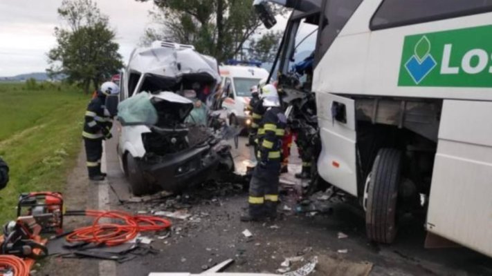 Accident grav în Râşnov, între un autobuz cu pasageri și o camionetă: un mort, 3 răniți