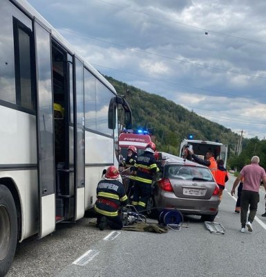 Bărbat de 65 de ani mort, după ce s-a izbit cu mașina de un autocar