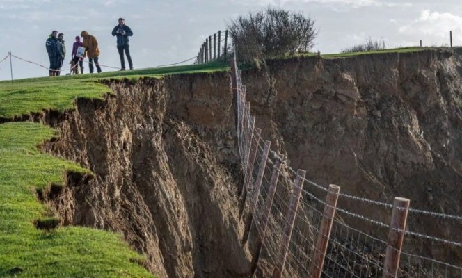 Marea Britanie: Alunecare de teren soldată cu un mort pe fondul precipitaţiilor abundente