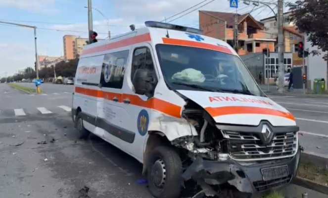 Ambulanță, implicată într-un accident rutier pe DN2