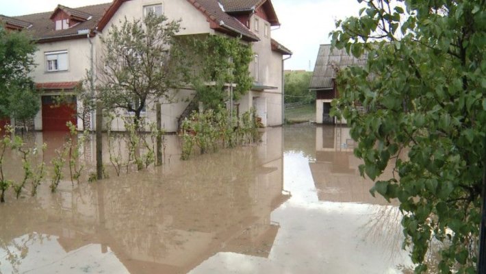 Gospodării inundate în mai multe localităţi din Dolj în urma ploilor