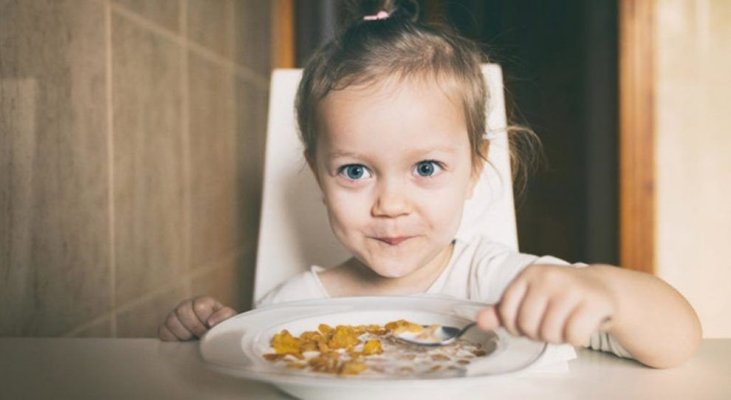 Cele mai bune sfaturi prin care îi poți învăța pe copii să se hrănească corect