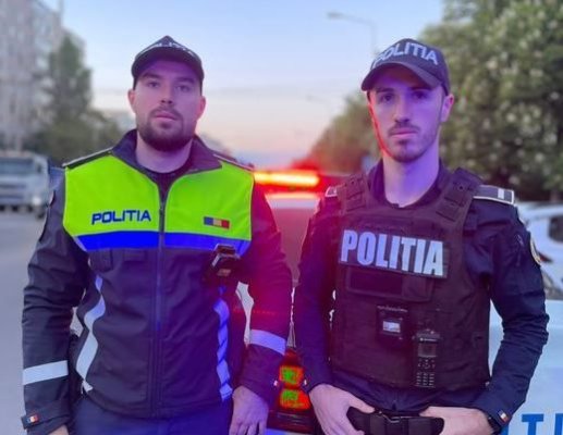 Doi poliţişti de la Secţia 2 au imobilizat un bărbat care a deschis o butelie în apartament