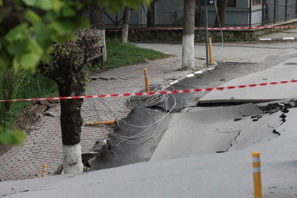 Incredibil! Craterul de pe strada din Slănic măsoară o adâncime de 18 metri