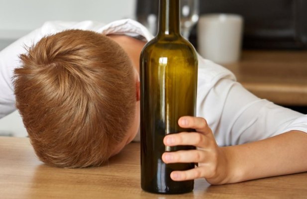 Trei minori au furat o sticlă de rachiu din care au băut până au ajuns în comă alcoolică