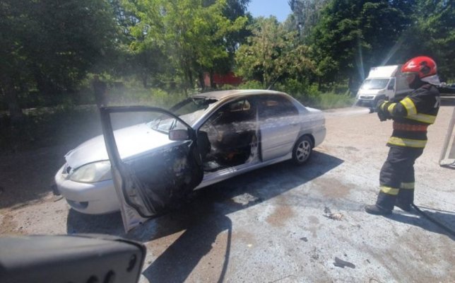 Explozie în parcare, bărbat ars de viu în propria mașină