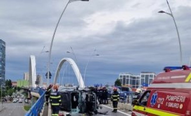 Accident cu șapte victime, pe Podul Basarab din București, după ce un șofer a intrat cu mașina într-un stâlp