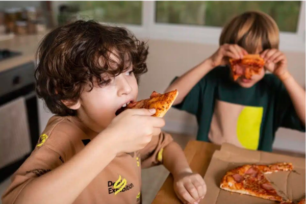 Pizza și sucurile interzise de la comercializare pe o rază de 500 m de școli