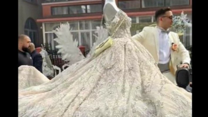 Anchetă după o nuntă în care rochia miresei a fost plimbată cu o mașină de lux