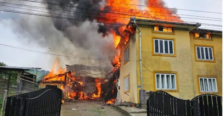 O casă a ars din temelii, în urma unui incendiu violent