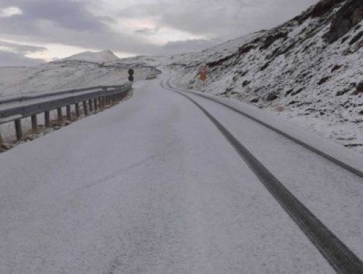 Peisaj de iarnă pe Transalpina. Zăpadă și gheață pe carosabil