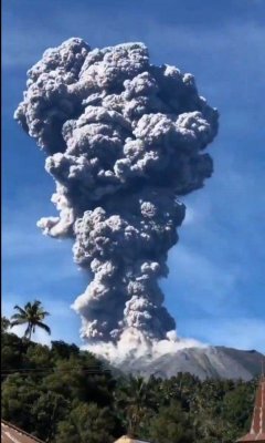 Oamenii din 7 localități au fost evacuați după ce vulcanul Ibu din Indonezia a erupt