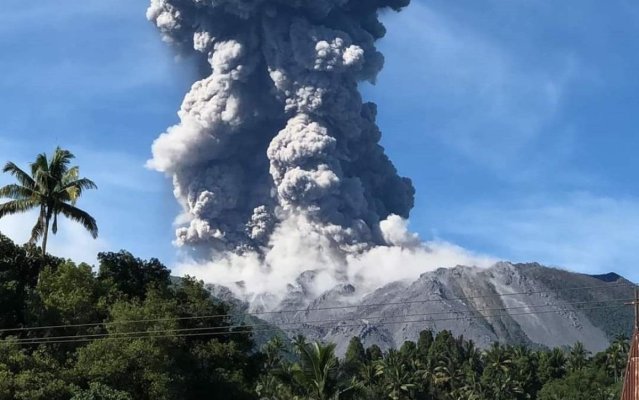 Sute de evacuări după o nouă erupţie a vulcanului Ibu din Indonezia