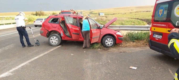 Accident la Sibioara, între un autoturism și un microbuz