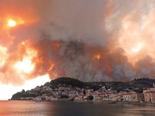 Grecia continuă lupta cu incendiile de vegetație. Noapte dificilă în regiunea Attica