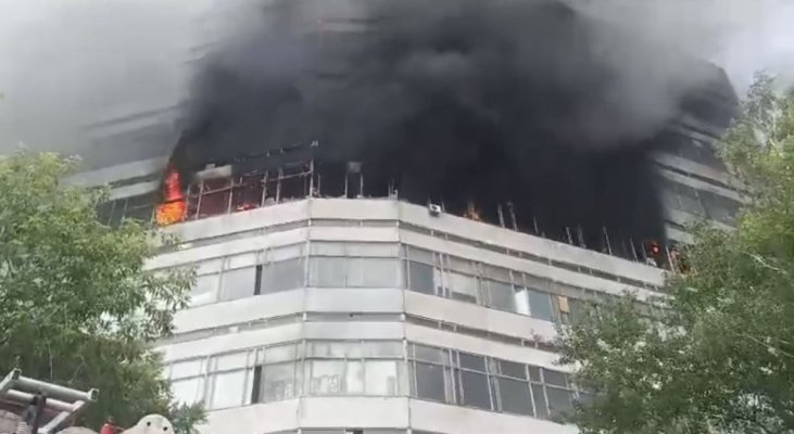 Incendiu violent, în apropiere de Moscova. Două persoane au sărit în gol
