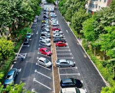 Peste 100 de locuri de parcare sunt disponibile pe aleea Violetelor, în zona Pieței Obor