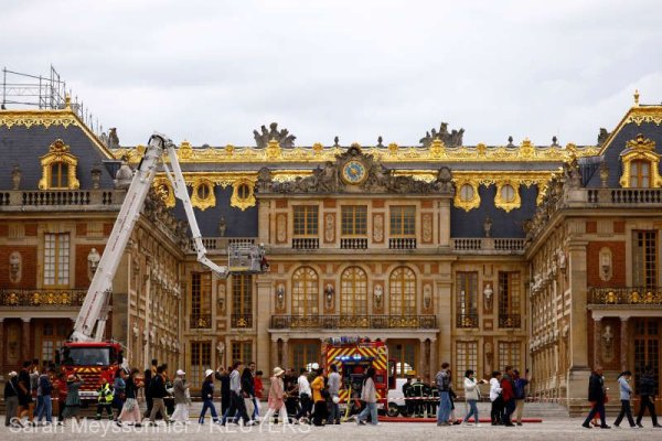 Un incendiu izbucnit la Palatul Versailles a condus la evacuarea vizitatorilor