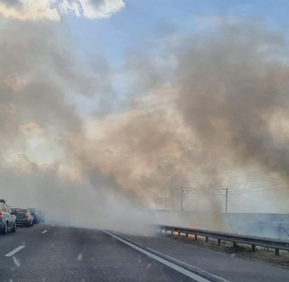 Incendiu de vegetație pe Autostrada Soarelui. Traficul rutier, deviat