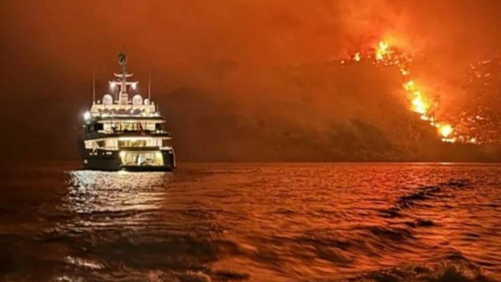 Incendiu la singura pădure de pini din Grecia, din cauza unui foc de artificii de pe un iaht