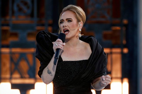  Adele a oprit un concert pentru a înjura un fan: „Ai venit dracului la show-ul meu și spui că Pride e nasol?“ Video
