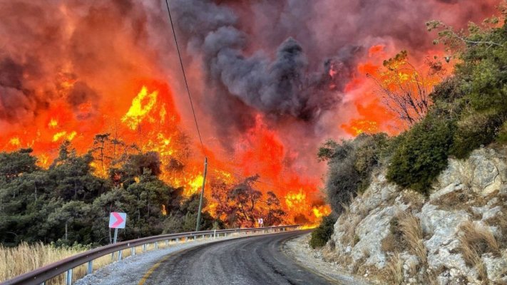 Români prinși în incendiul de vegetație din Kusadasi, Turcia. Video