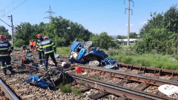 Sfârșit tragic pentru un șofer după ce mașina în care se afla a fost lovită de tren