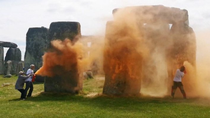 Stonehenge a fost vopsit în portocaliu de doi activiști de mediu