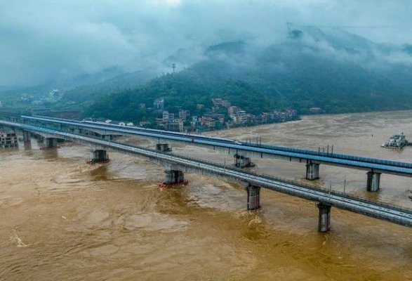 Inundaţii în sudul Chinei, în timp ce în rest temperaturile sunt foarte ridicate