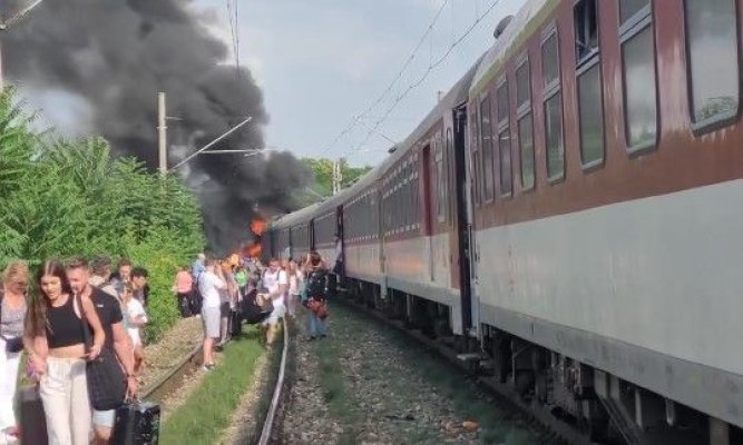 Cinci oameni au murit, după ce un tren s-a ciocnit cu un autobuz. Video