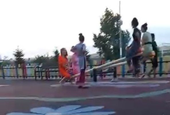  Patru femei au dat în mintea copiilor și s-au dat în balansoar într-un parc din Medgidia. Video