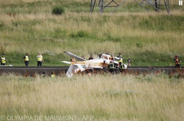 Trei morţi, după prăbuşirea unui avion de turism, pe o autostradă din Franța