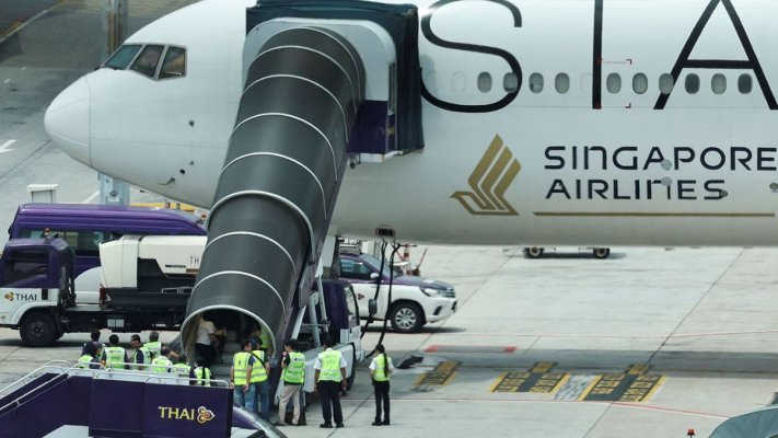 Singapore Airlines oferă 10.000 de dolari pasagerilor care au suferit răni uşoare din cauza turbulenţelor