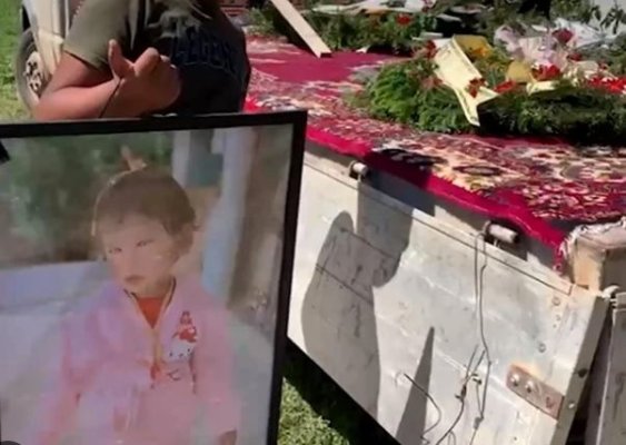 Raisa, fetița de 2 ani omorâtă de verișorul ei, a fost înmormântată de Ziua Copilului