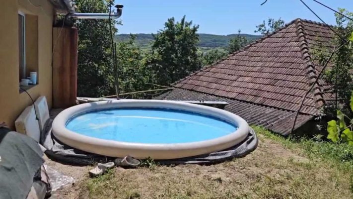 Doi soți și fiul lor au murit într-o piscină gonflabilă din curtea casei