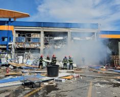 Explozie urmată de incendiu la un magazin Dedeman. Se caută victime sub dărâmături! Video