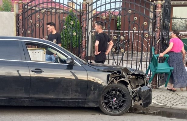 Un şofer a intrat cu maşina în gardul unei case, la Medgidia. Video