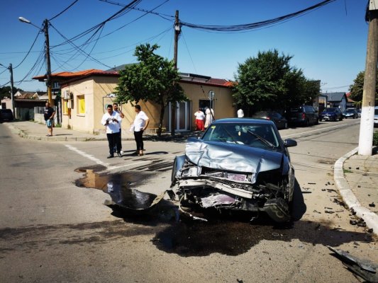 Accident rutier între 2 mașini în cartierul Km 5