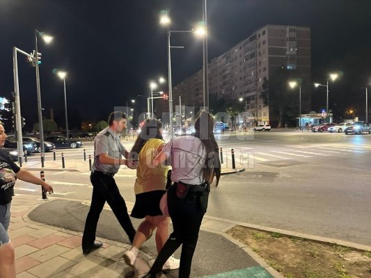 O femeie a fost săltată de poliție, în zona Casei de Cultură, după ce a sărit să bată oamenii pe stradă. Video