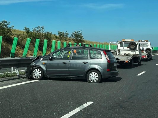 Accident rutier, pe autostrada A2. Un autoturism a intrat în parapet 