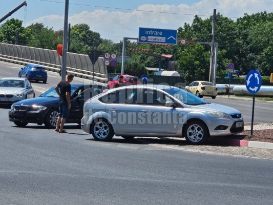 Accident rutier între 2 mașini în sensul de la magazinul Supernova