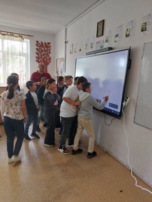 Primăria Mihail Kogălniceanu început montarea tablelor interactive în școlile din comună